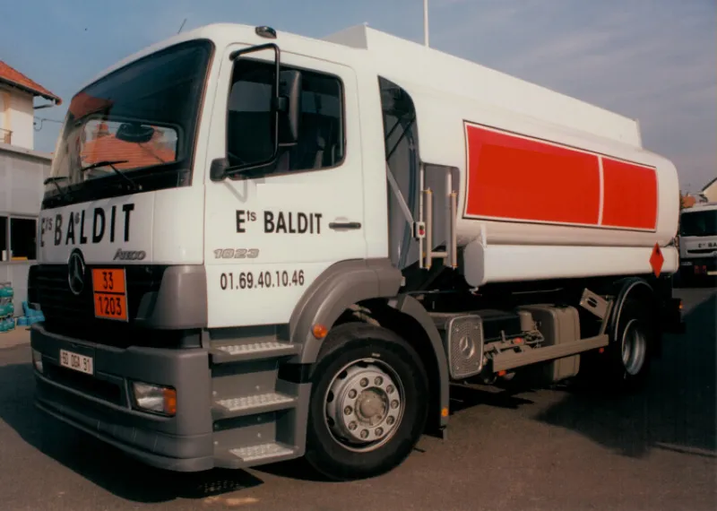 Camion-citerne Mercedes aux couleurs des Ets Baldit, avec le numéro 01 69 40 10 46 peint sur la portière.