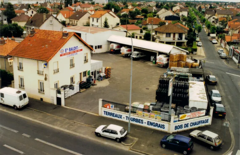 Vue aérienne du dépôt Baldit à Vigneux-sur-Seine : la maison à l'enseigne Ets Baldit et les camions-citernes sous l'auvent.
